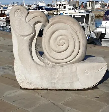 Апартаменты Center Near-beach-free-garage-parking *